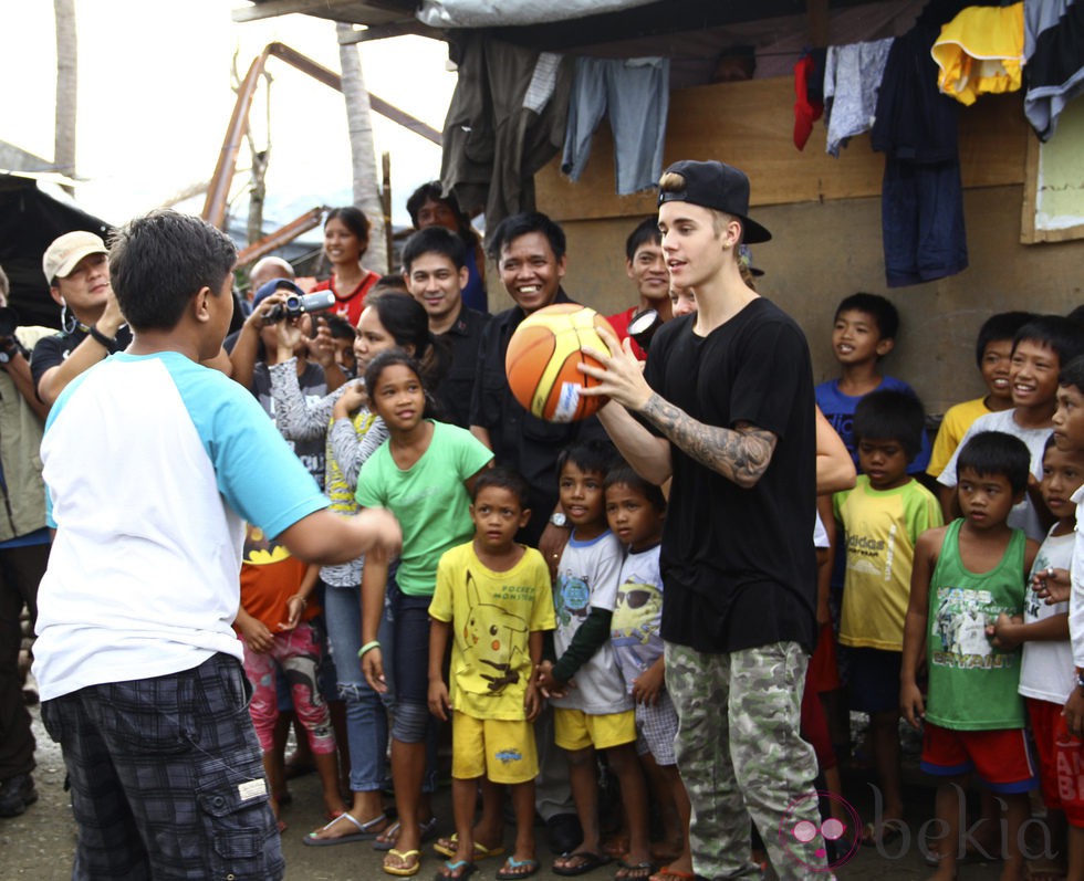 Justin Bieber juega al baloncesto con los damnificados de Filipinas