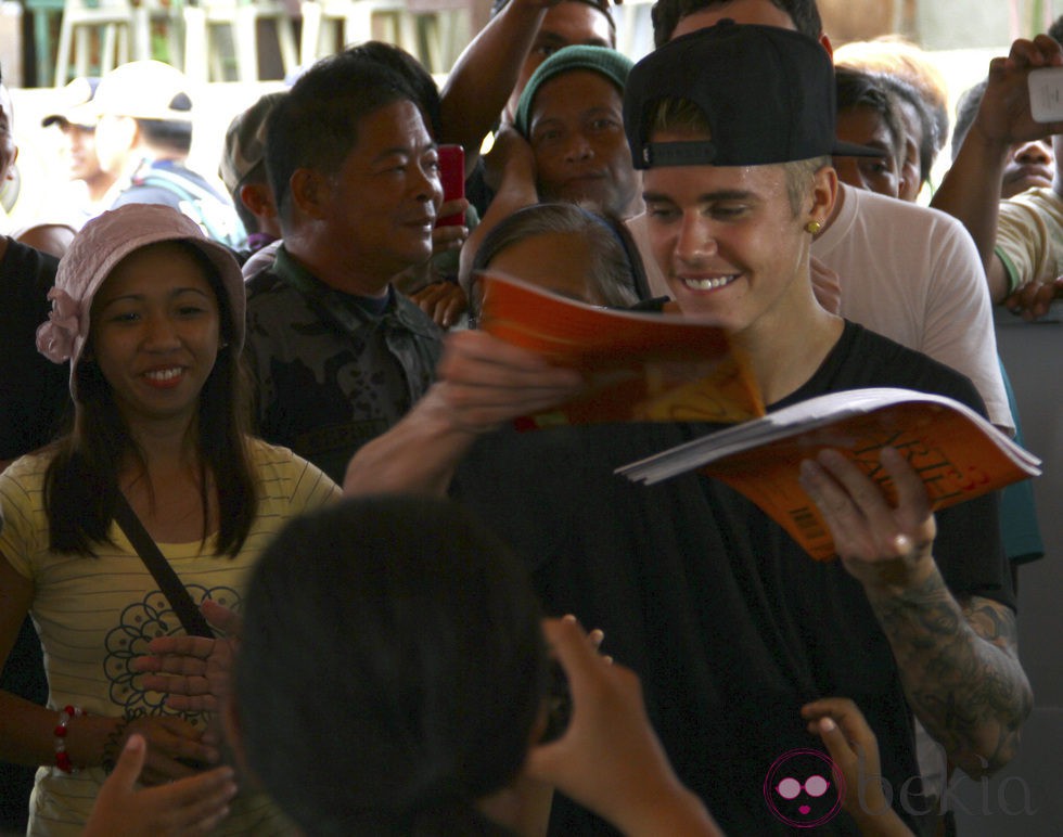 Justin Bieber reparte libros a los niños damnificados de Filipinas