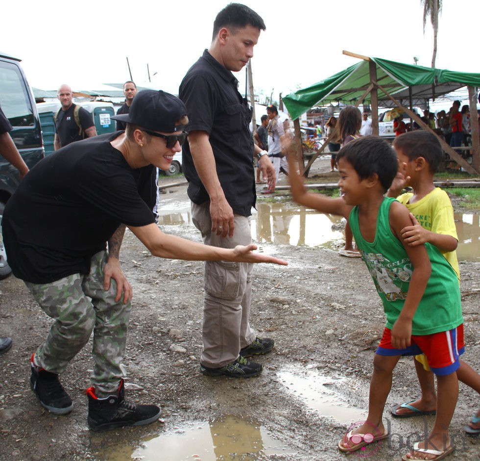 Justin Bieber con dos niños en Filipinas