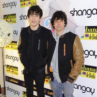 Javier Calvo y Javier Ambrossi en el estreno de 'Campanadas de Boda'