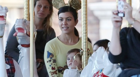 Kourtney Kardashian se monta en el tiovivo con Penélope