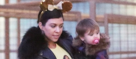 Kourtney Kardashian en Disneyland con su hija Penélope