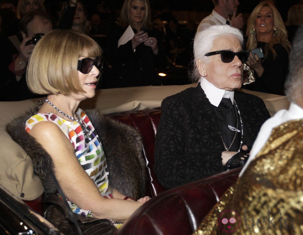 Anna Wintour y Karl Lagerfeld en el desfile de la colección 'Métiers d'Art' de Chanel en Dallas