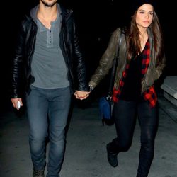 Taylor Lautner y Marie Avgeropoulos pasean cogidos de la mano