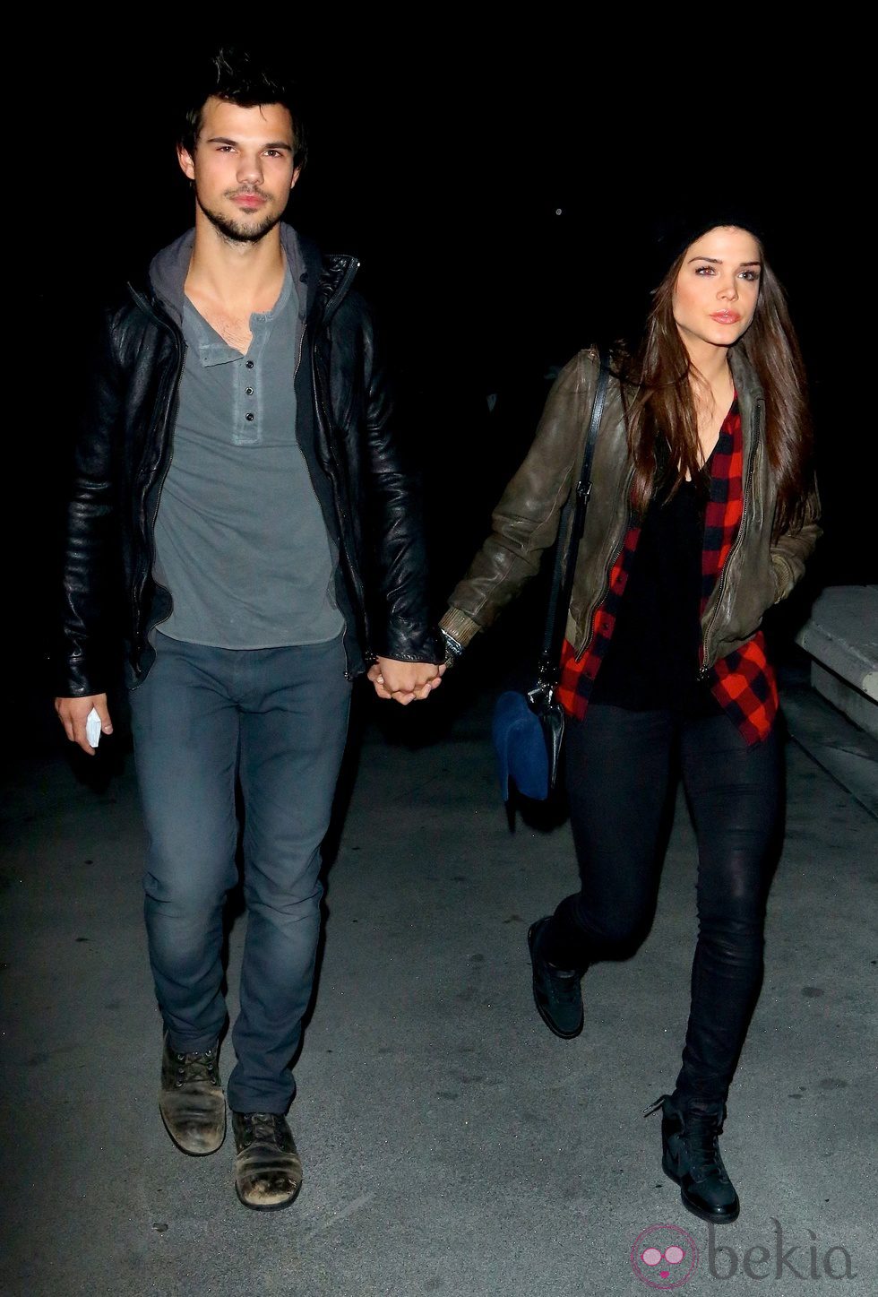 Taylor Lautner y Marie Avgeropoulos pasean cogidos de la mano