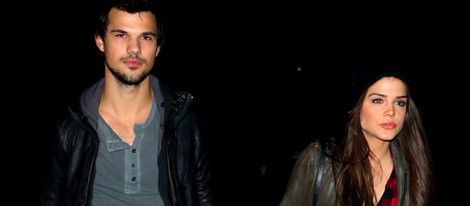 Taylor Lautner y Marie Avgeropoulos pasean cogidos de la mano