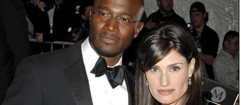 Taye Diggs y su novia Idina Menzel en un estreno