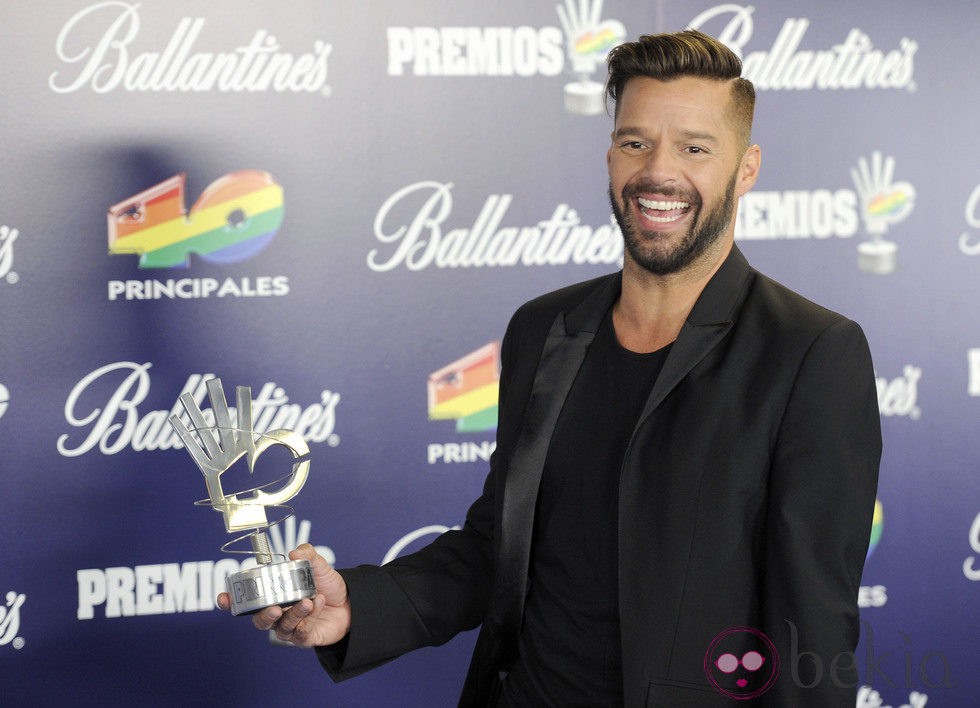 Ricky Martin con su galardón en los Premios 40 Principales 2013