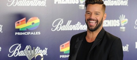 Ricky Martin con su galardón en los Premios 40 Principales 2013