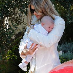 Fergie con su hijo Axl Jack el día de su bautizo