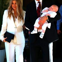 Fergie y Josh Duhamel con su hijo Axl Jack en su bautizo