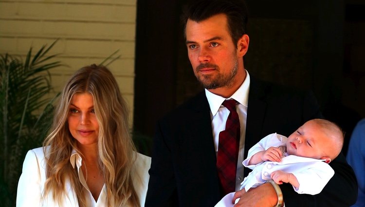 Fergie y Josh Duhamel con su hijo Axl Jack en su bautizo