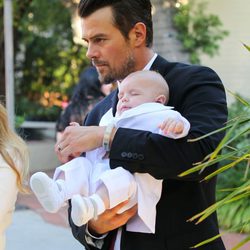 Josh Duhamel con su hijo Axl Jack en brazos en su bautizo