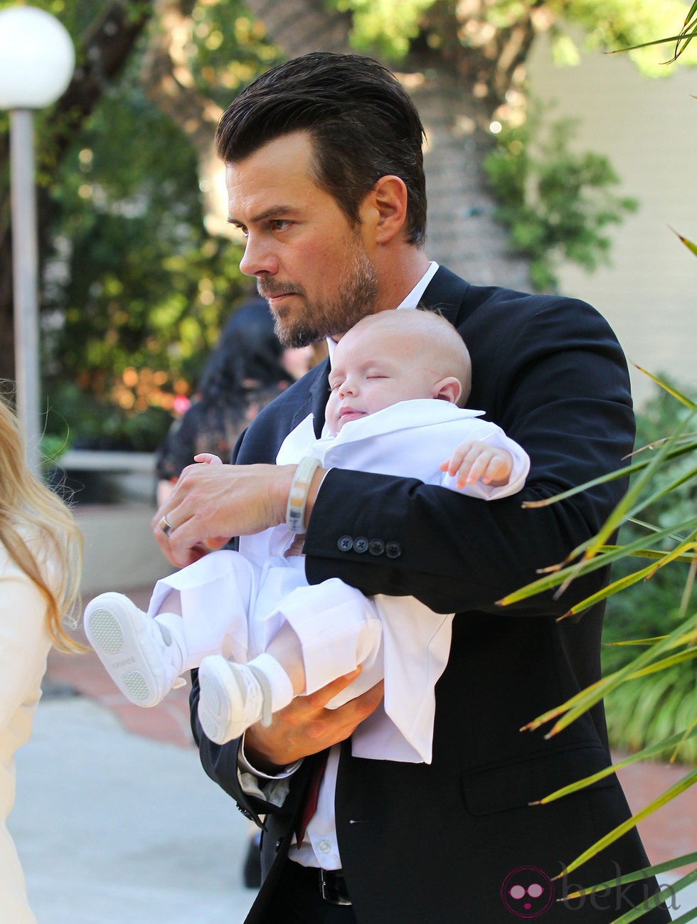 Josh Duhamel con su hijo Axl Jack en brazos en su bautizo