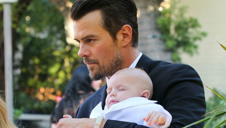 Josh Duhamel con su hijo Axl Jack en brazos en su bautizo