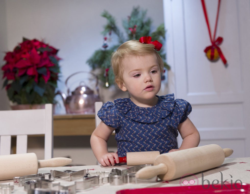 Estela de Suecia hace galletas de Navidad