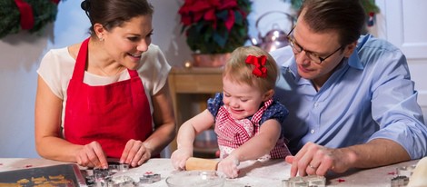 Victoria y Daniel de Suecia hacen galletas de Navidad con la Princesa Estela