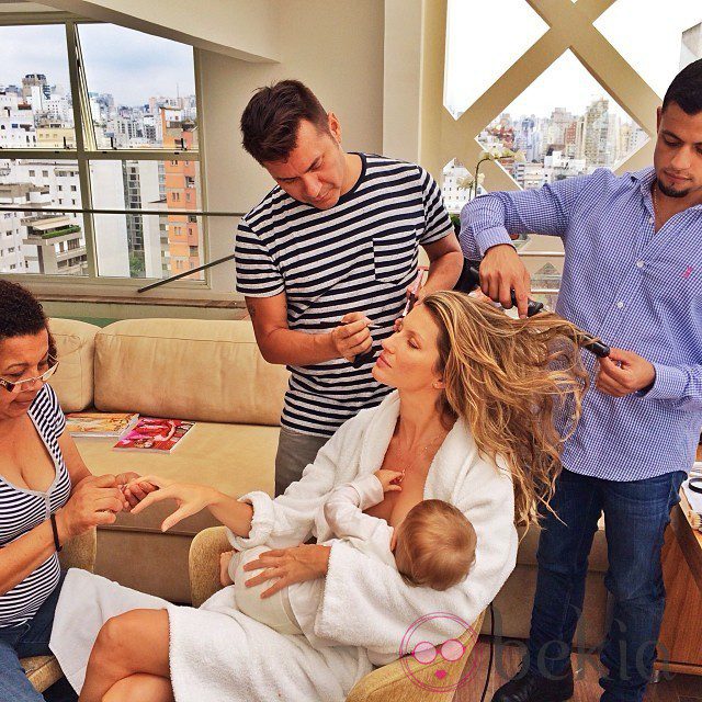 Gisele Bündchen dando el pecho a su hija Vivian mientras la preparan