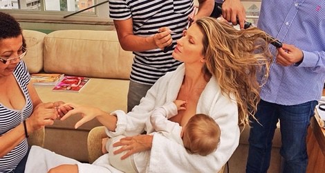 Gisele Bündchen dando el pecho a su hija Vivian mientras la preparan