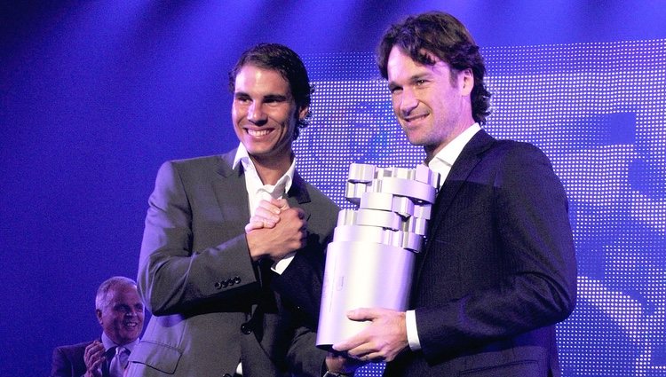 Rafa Nadal entrega a Carlos Moyá el Premio Juan Antonio Samaranch