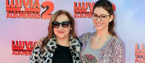 Carmen Machi y Úrsula Corberó en el estreno de 'Lluvia de Albóndigas 2'