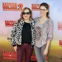 Carmen Machi y Úrsula Corberó en el estreno de 'Lluvia de Albóndigas 2'