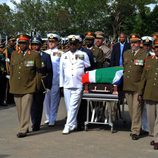 Militares trasladan el ataúd de Nelson Mandela en Qunu