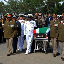 Militares trasladan el ataúd de Nelson Mandela en Qunu