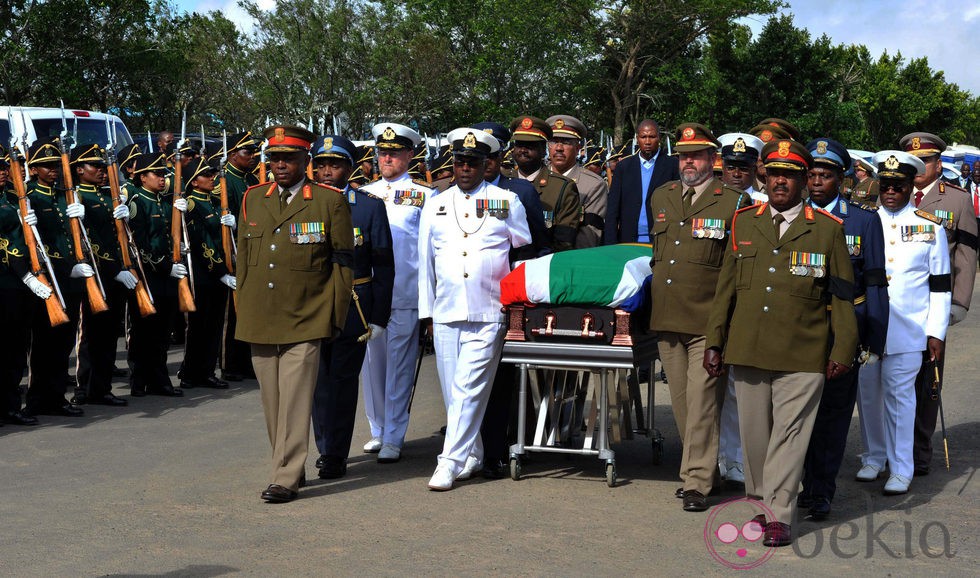 Militares trasladan el ataúd de Nelson Mandela en Qunu