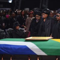 La viuda de Nelson Mandela, Graça Machel, y su ex mujer, Winnie, durante su funeral en Qunu