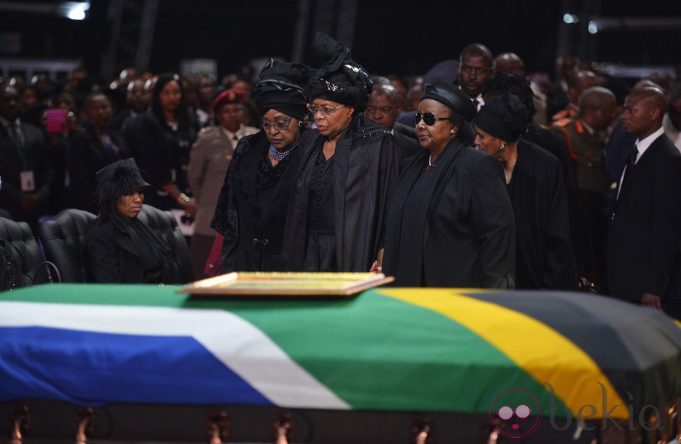 La viuda de Nelson Mandela, Graça Machel, y su ex mujer, Winnie, durante su funeral en Qunu