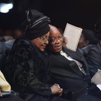 Winnie, Jacob Zuma y Graça Machel durante el funeral de Nelson Mandela en Qunu