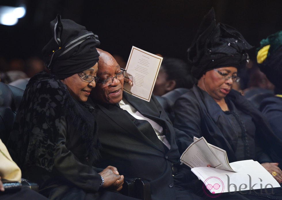 Winnie, Jacob Zuma y Graça Machel durante el funeral de Nelson Mandela en Qunu