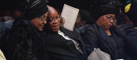 Winnie, Jacob Zuma y Graça Machel durante el funeral de Nelson Mandela en Qunu