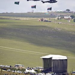 Los militares escoltan el ataúd de Nelson Mandela durante el funeral celebrado en Qunu