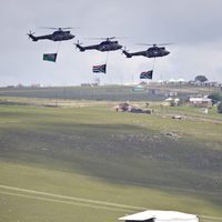 Los militares escoltan el ataúd de Nelson Mandela durante el funeral celebrado en Qunu