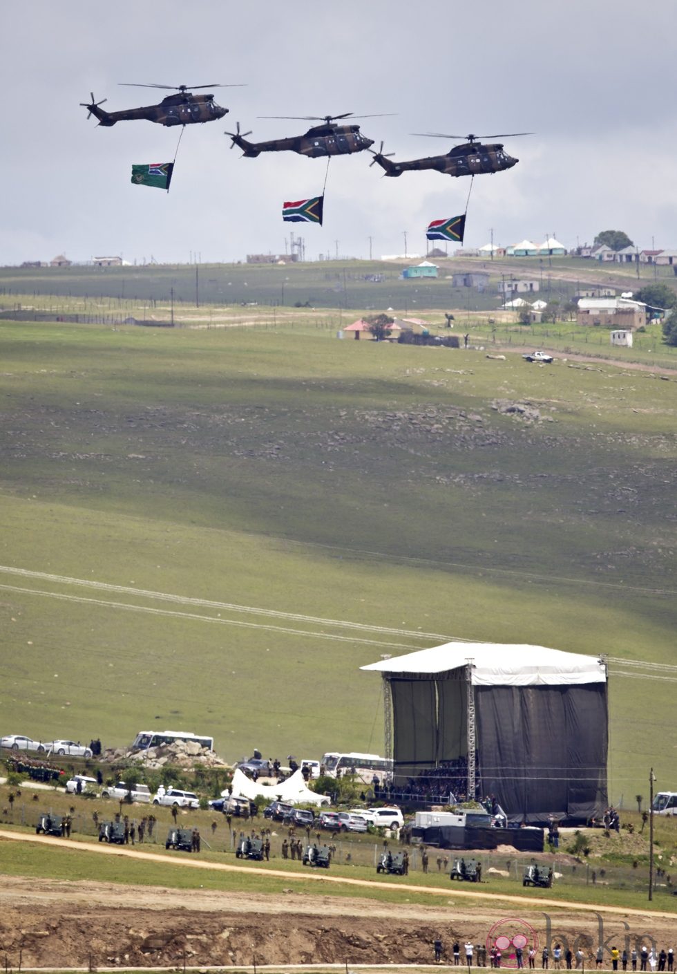 Los militares escoltan el ataúd de Nelson Mandela durante el funeral celebrado en Qunu