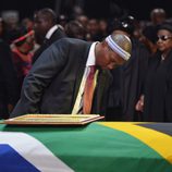 Mandla Mandela junto al ataúd de su abuelo durante su entierro en Qunu