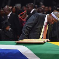 Mandla Mandela junto al ataúd de su abuelo durante su entierro en Qunu