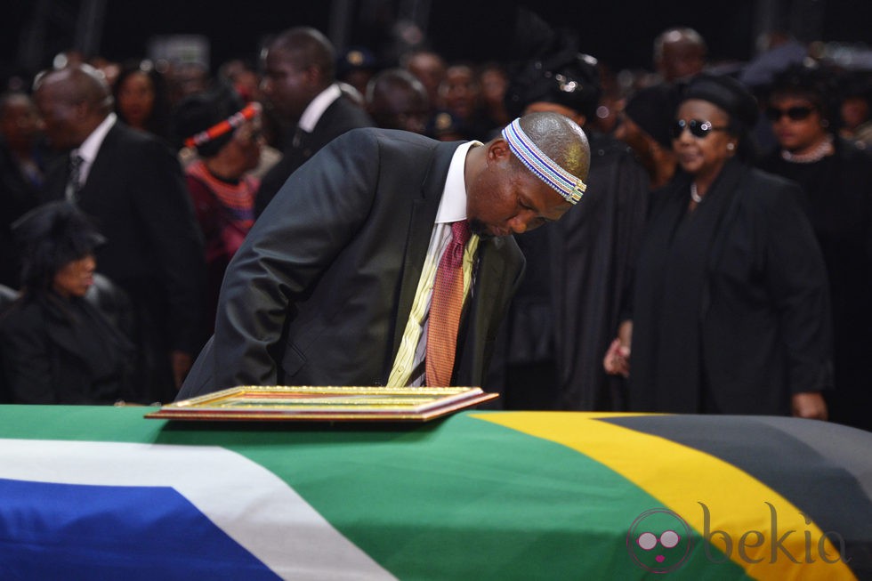 Mandla Mandela junto al ataúd de su abuelo durante su entierro en Qunu