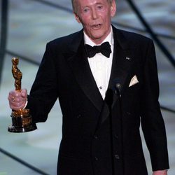 Peter O'Toole con su Oscar honorífico en 2003