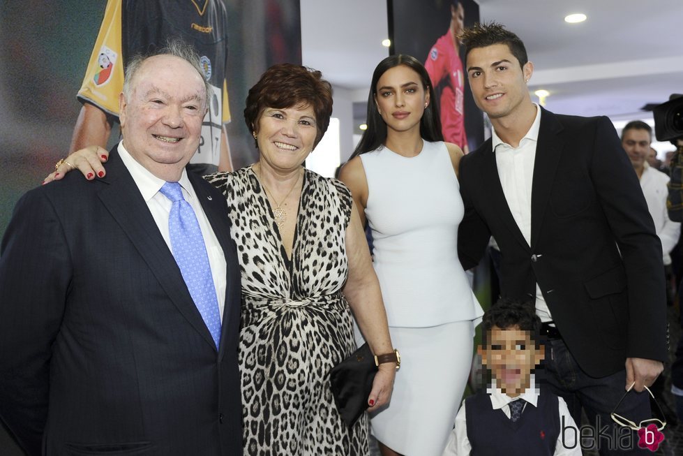 Cristiano Ronaldo, Irina Shayk, Dolores Aveiro y el pequeño Cristiano en la inauguración del Museo Cristiano Ronaldo en Fuchal