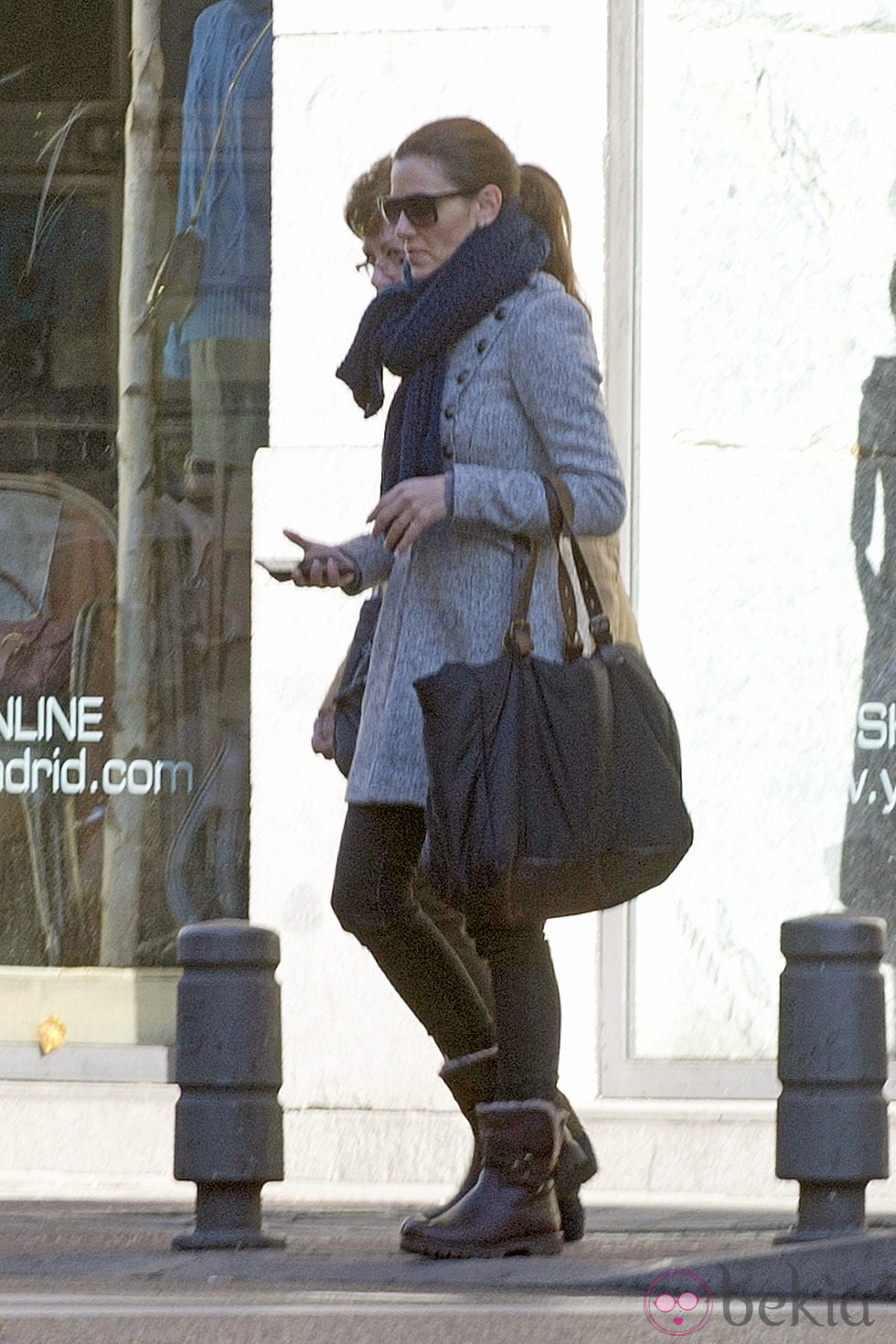 Raquel Sánchez Silva junto a su madre camino del Mercado de Motores de Madrid