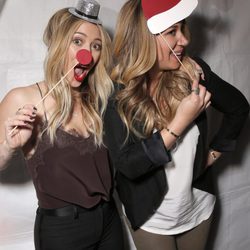 Hilary Duff y Haylie Duff, posan divertidas en un acto benéfico organizado por la asociación Chrysalis 