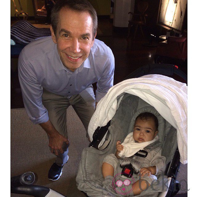 North West junto a Jeff Koons