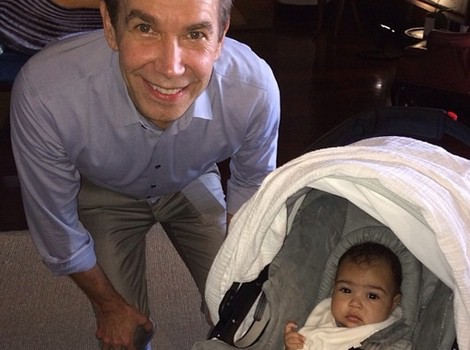 North West junto a Jeff Koons