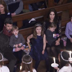 Federico y Mary de Dinamarca y sus hijos en un concierto de Navidad