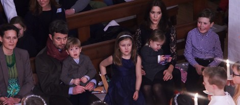 Federico y Mary de Dinamarca y sus hijos en un concierto de Navidad