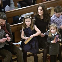 Federico, Mary, Christian, Isabel, Vicente y Josefina de Dinamarca en un concierto de Navidad