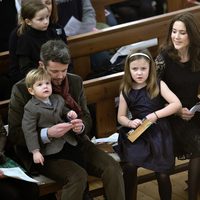 Federico, Mary, Christian, Isabel, Vicente y Josefina de Dinamarca en un concierto de Navidad